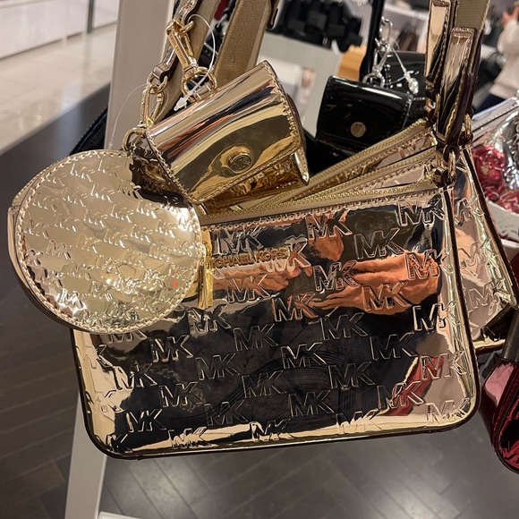 MICHAEL KORS Jet Set Sm Patent Logo Debossed Crossbody Apple Airpods
XBody Tech - Picture 12 of 12